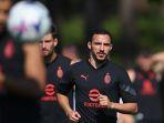 gelandang-rossoneri-ismael-bennacer-tengah-melakukan-latihan-bersama-rekannya-di-milanello.jpg