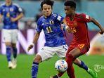 gelandang-timnas-jepang-takefusa-kubo-kiri-berebut-bola-dengan-bek-spanyol-alejandro-balde.jpg