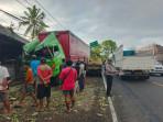TRUK Hantam Toko Bangunan di Jalur Tengkorak, Kabin Truk Tronton Lepas, Sopir Loncat Keluar!