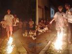 kegiatannya-berjalan-di-atas-api-yang-diikuti-oleh-atlet-taekwondo.jpg