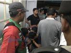 keluarga-menangis-menyaksikan-jenazah-ayahnya-yang-bunuh-diri.jpg