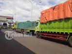 kendaraan-barang-tujuan-pelabuhan-padang-bai-ke-pelabuhan-lembar-antre-menunggu-giliran.jpg
