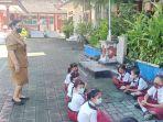 kepala-sekolah-sd-3-sempidi-ida-ayu-mas-indramurti-saat-bersama-siswa-yang-puasa.jpg