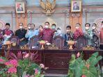 ketua-dprd-tabanan-i-made-dirga-saat-menerima-kunjungan-dari-dprd-bantul.jpg