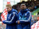 kevin-de-bruyne-kiri-dan-samuel-etoo-kanan.jpg