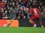 khvicha-kvaratskhelia-melakukan-sepakan-keras-di-laga-liverpool-vs-napoli.jpg