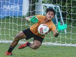 kiper-bali-united-rakasurya-handika-latihan.jpg