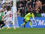 kiper-mike-maignan-mengamankan-bola-di-laga-sassuolo-vs-milan-di-stadion-mapei.jpg
