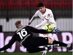kiper-monza-michele-di-gregorio-membelokkan-tembakan-dari-gelandang-ac-milan-brahim-diaz.jpg