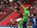 kiper-timnas-singapura-hassan-sunny-mencoba-untuk-halau-bola-di-samping-pemain-timnas-indonesia.jpg