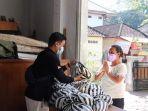 kpu-tabanan-saat-membagikan-sembako-kepada-sejumlah-masyarakat.jpg