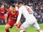 leonardo-spinazzola-mencoba-menghentikan-laju-theo-hernandez-pada-pertandingan-as-roma-vs-ac-milan.jpg
