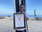 lukas-gallu-mengelilingi-pantai-di-bali.jpg