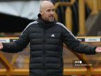 manajer-belanda-manchester-united-erik-ten-hag-memberi-isyarat-di-pinggir-lapangan.jpg