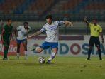 marc-klok-melakukan-eksekusi-penalti-di-laga-persib-bandung-vs-ps-sleman.jpg