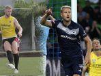 melvin-platje-striker-bali-united-dan-ola-toivonen-striker-melbourne-victoria.jpg