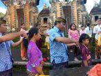 menghaturkan-potongan-rambut-mereka-untuk-perbaikan-sesuhunan-barong-macan.jpg