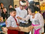 menyalurkan-bantuan-sarana-dan-prasarana-pendidikan-bagi-siswa-terdampak.jpg