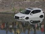 mobil-mazda-terjun-ke-sungai-di-taman-pancing-denpasar-selatan.jpg