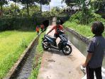 motor-jatuh-ke-parit-warga-di-gianyar-minta-bantuan-bpbd.jpg