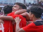 muhammad-ridwan-memeluk-rekannya-di-timnas-indonesia-u-23.jpg