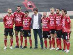 para-pemain-bali-united-di-antaranya-paulo-sergio-empat-kanan-dan-pelatih-bali-united-teco.jpg