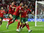 para-pemain-maroko-termasuk-achraf-hakimi-melakukan-selebrasi-saat-adu-penalti-piala-dunia-2022.jpg
