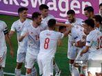 para-pemain-spanyol-merayakan-gol-keempat-timnya-selama-pertandingan-sepak-bola-grup-e-uefa.jpg