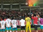 para-pemain-timnas-indonesia-u19-memberikan-penghormatan-kepada-seluruh-suporter.jpg