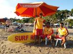 para-penjaga-pantai-di-pantai-seminyak.jpg