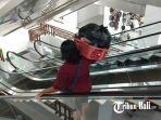 pedagang-menggunakan-eskalator-di-pasar-rakyat-gianyar.jpg