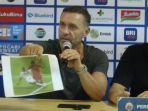 pelatih-Persija-Jakarta-Thomas-Doll-membawa-bukti-cetak-ketika-Witan-Sulaeman-dilanggar.jpg