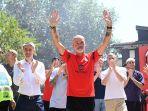 pelatih-ac-milan-stefano-pioli-kaus-merah-ditemani-direktur-olahraga-ricky-massara.jpg