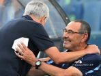pelatih-as-roma-asal-portugal-jose-mourinho-kiri-memeluk-pelatih-lazio-maurizio-sarri.jpg