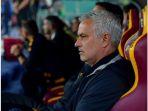 pelatih-as-roma-jose-mourinho-tampak-duduk-menyaksikan-laga-para-pemainnya.jpg