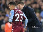 pelatih-aston-villa-steven-gerrard-berbicara-dengan-gelandang-philippe-coutinho.jpg