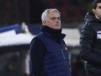 bali/pelatih-jose-mourinho-tampak-berdiri-di-lapangan-di-laga-lecce-vs-as-roma.jpg