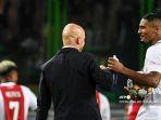 pelatih-kepala-ajax-erik-ten-hag-memberi-selamat-kepada-penyerang-pantai-gading-sebastien-haller.jpg