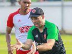 pelatih-psm-makassar-benardo-tavares-tampak-memberikan-instruksi.jpg