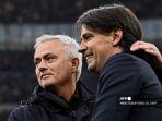 pelatih-roma-jose-mourinho-dari-portugal-kiri-memeluk-pelatih-inter-milan-simone-inzaghi.jpg