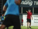 pelatih-skuad-garuda-shin-tae-yong-memberikan-instruksi-ke-pemain.jpg