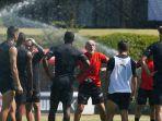 pelatih-stefano-pioli-memberikan-instruksi-kepada-pemain-rossoneri.jpg