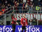 pemain-depan-ac-milan-asal-portugal-rafael-leao-kiri-merayakan-dengan-bek-ac-milan.jpg