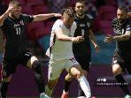 pemain-depan-kroasia-ante-rebic-kiri-menantang-gelandang-inggris-kalvin-phillips.jpg