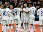 pemain-depan-real-madrid-asal-prancis-karim-benzema-tengah-merayakan-dengan-rekan-satu-timnya.jpg