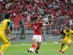 pemain-gelandang-timnas-indonesia-asnawi-mangkualam-di-adang-pemain-timnas-malaysia.jpg
