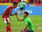 pemain-indonesia-irfan-samaling-kumi-kiri-menghibur-pemain-singapura-ikhsan-fandi.jpg