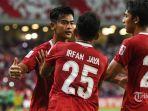 pemain-indonesia-pratama-arhan-alif-rifai-kiri-diberi-ucapan-selamat-oleh-rekan-setimnya-irfan.jpg