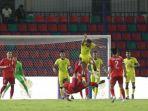 pemain-malaysia-dan-laos-berduel-memperebutkan-bola-di-babak-penyisihan-sea-games-2023.jpg