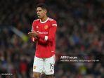 pemain-manchester-united-raphael-varane-cedera.jpg